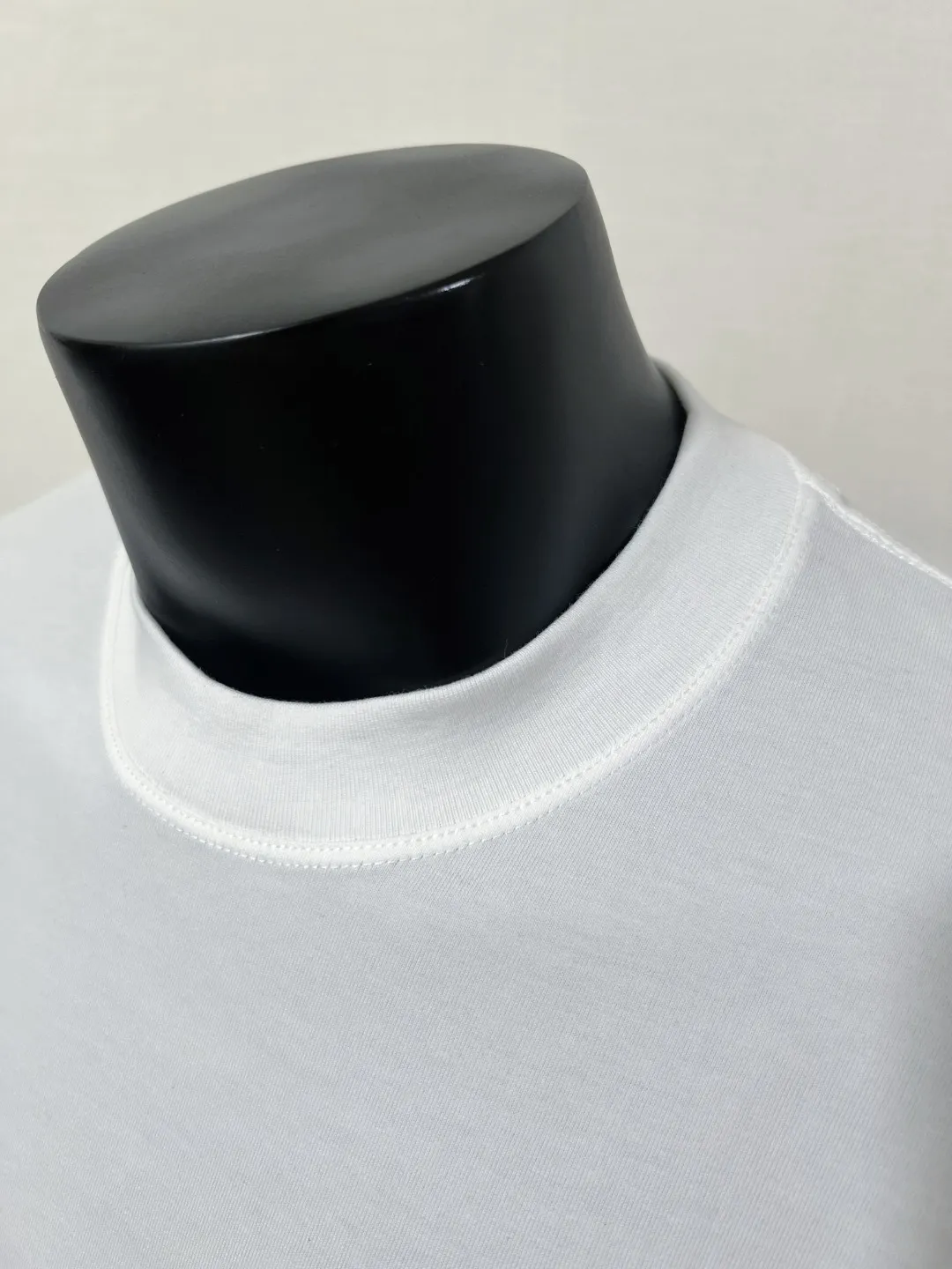 P140 Stone Island/Stone Island classic official website is on sale; small logo embroidery and pressed round neck short-sleeved T-shirt, strictly control the size of the logo, neat and clear letters, and the details are consistent with the original version; the original 240g double yarn 100% cotton fabric is selected; the upper body is simple, beautiful and very durable, with three-needle stitching and high-standard workmanship, with complete three-label details, high-temperature washing, soft fabric, better breathability, no shrinkage or deformation after washing, versatile style Match as you like, European size version, colors: black, dark gray, lilac gray, white; sizes XS-L, (L can wear up to 200 pounds)
